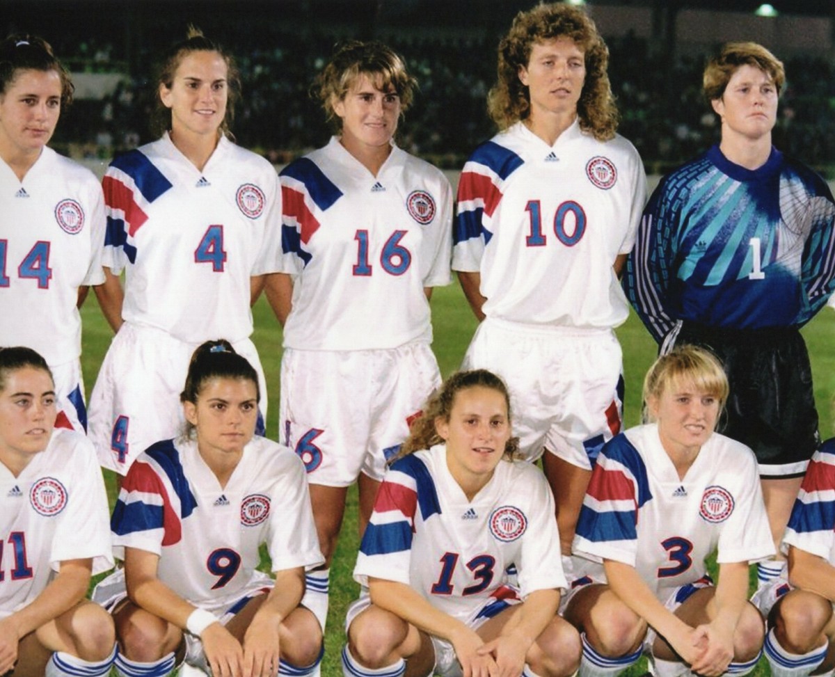 1991 USA WOMENS WORLD CUP SOCCER CHAMPIONS 8X10 SPORTS PHOTO (OO