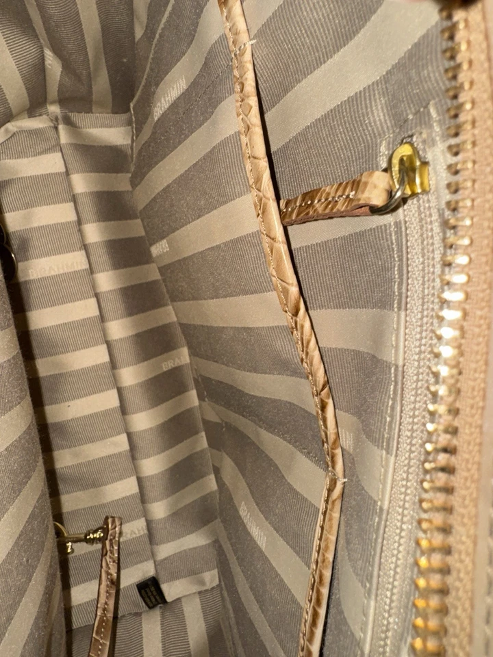 Bolso de Mano Brahmin Mediano Lena Travertino Melbourne con Gamuza Marrón Usado en Excelente Condición Foto 2 de 4