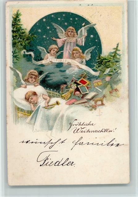 13015360 - Kleines Kind schlaeft, Spielzeug und Engel im Himmel Weihnachten