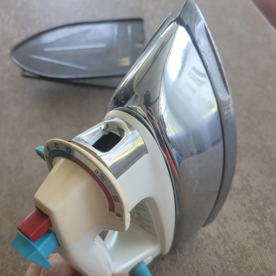 Plancha Sunbeam de Colección con Soporte TIRO DE VAPOR Prensa Permanente Verde Azulado Cromo 421A Foto 2 de 4