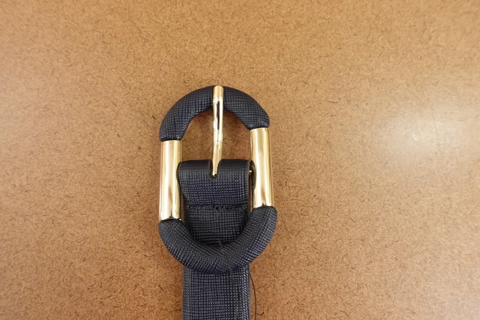 Nuevo cinturón WHBM para mujer talla mediana azul oscuro cuero texturizado calce a la cadera Foto 2 de 4