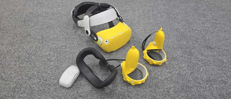 Oculus Quest2 with Bobo headstrap and Battery, with Silicon Covers.