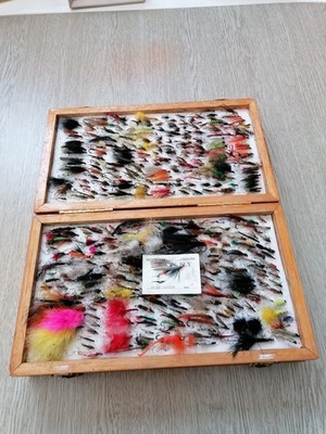 Superb Collection 2-stufige Fliegenbox aus Holz mit hochwertigen Lachs- & Forellenfliegen