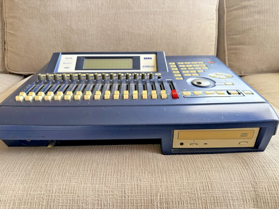 KORG D1600 mkII Multitrack Digital Recorder -- works, effects very