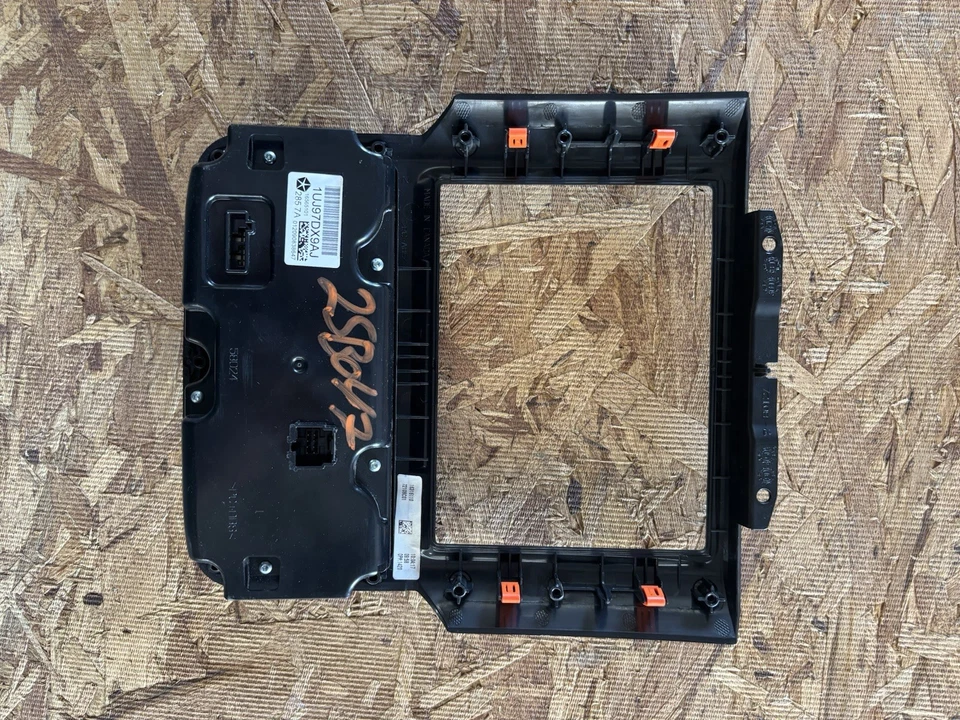 Bisel usado 8.4 Uconnect doble zona climática compatible con 09-18 Ram 1500,2500,3500,4500 Foto 2 de 2