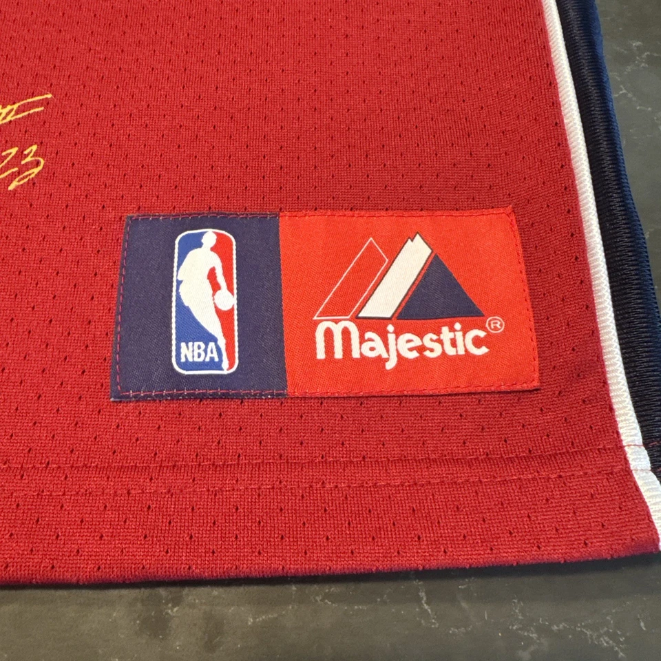 Camiseta Juvenil Lebron James Cleveland Cavaliers Majestic para Meninos - Imagem 3 de 4