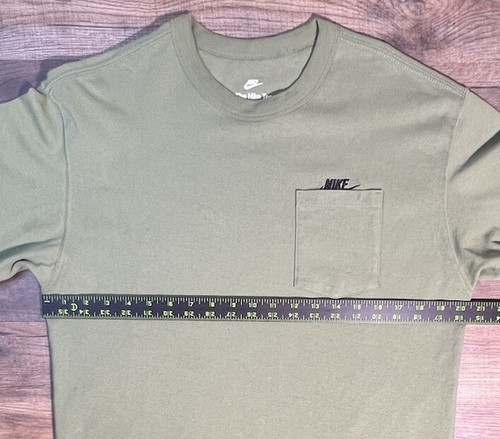 Camiseta Nike Sportswear Premium Essential Bolsillo Verde DR7929 Calce Suelto Pequeña LS. - Imagen 8 de 12