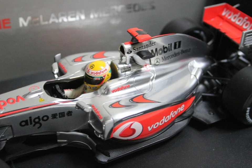 Minichamps 1/18 Vodafone Mclaren Mercedes MP4-24 2009 Lewis Hamilton caja limitada Foto 3 de 4