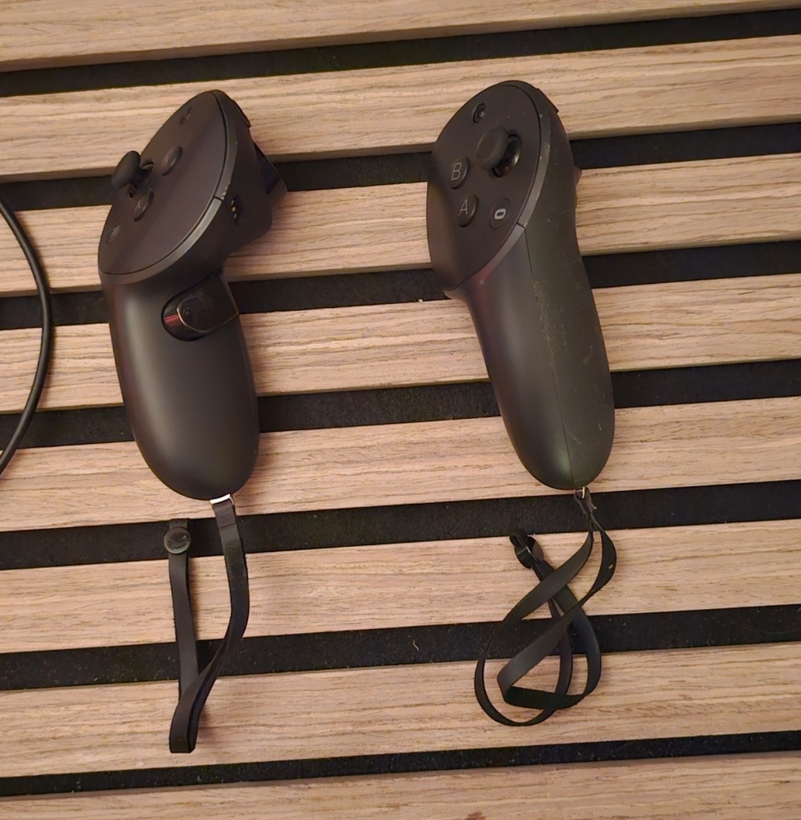 Meta Touch Pro Controllers & Charging Dock for Quest Pro/Quest 2