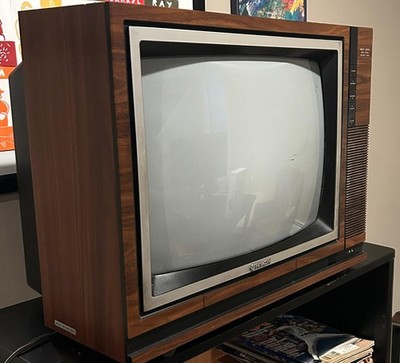 Vintage TV Set Hitachi CT1954 Solid State Color TV Works, No