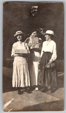 Vtg B&W Snapshot Women Holding Gifts & Hats Outdoor Fashion 1910s