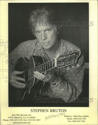 1999 Press Photo Musician Stephen Bruton holds guitar in portrait - sap07946