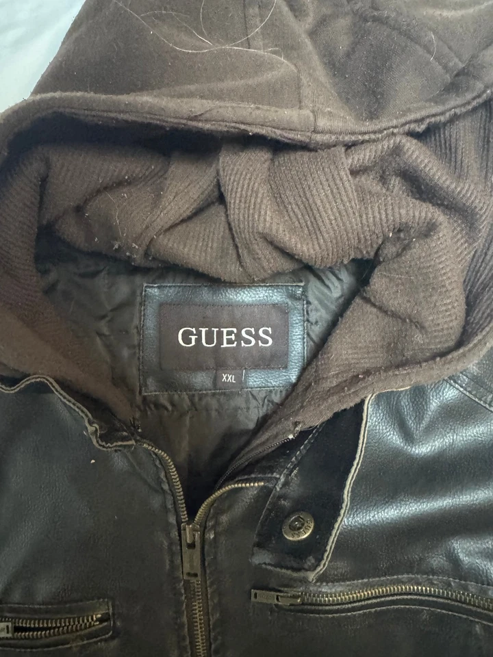 Chaqueta de cuero marrón oscuro con capucha Guess para hombre talla grande Foto 4 de 4