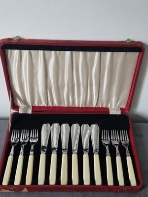 Fischbesteck aus Kunstgräten Messer und Gabeln verchromt in dekorativer Box Vintage 