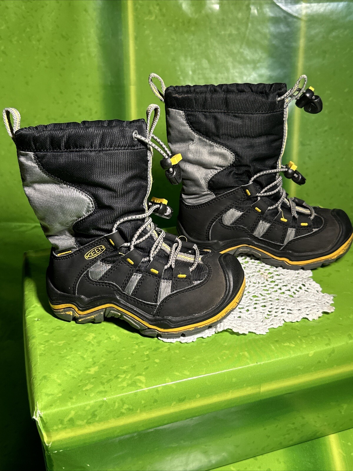 Stivali impermeabili Keen Winterport II nero giallo bambini US 8