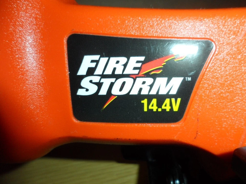 Sierra circular inalámbrica Black & Decker Firestorm 14,4 V CS144 herramienta y hoja solamente Foto 4 de 4