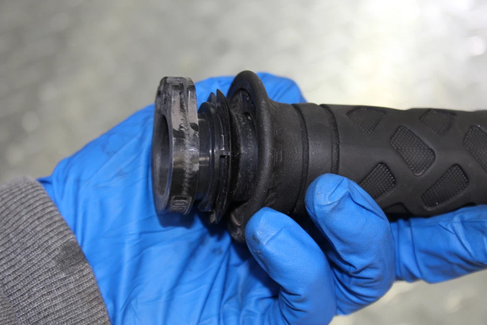 Suzuki GSXR750 2006 tubo de agarre del acelerador derecho Foto 4 de 4