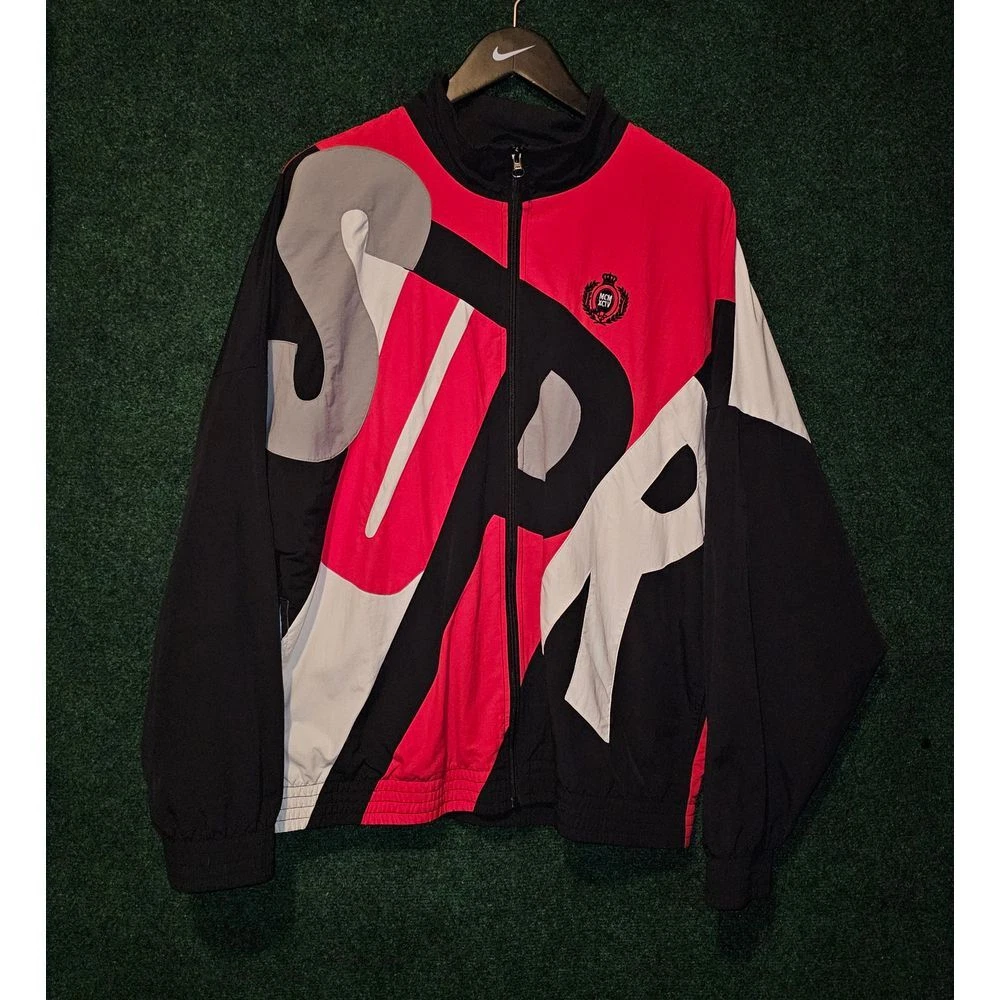 Veste de survêtement coupe vent suprême hypebeast grand logo créateur suprême épelé.