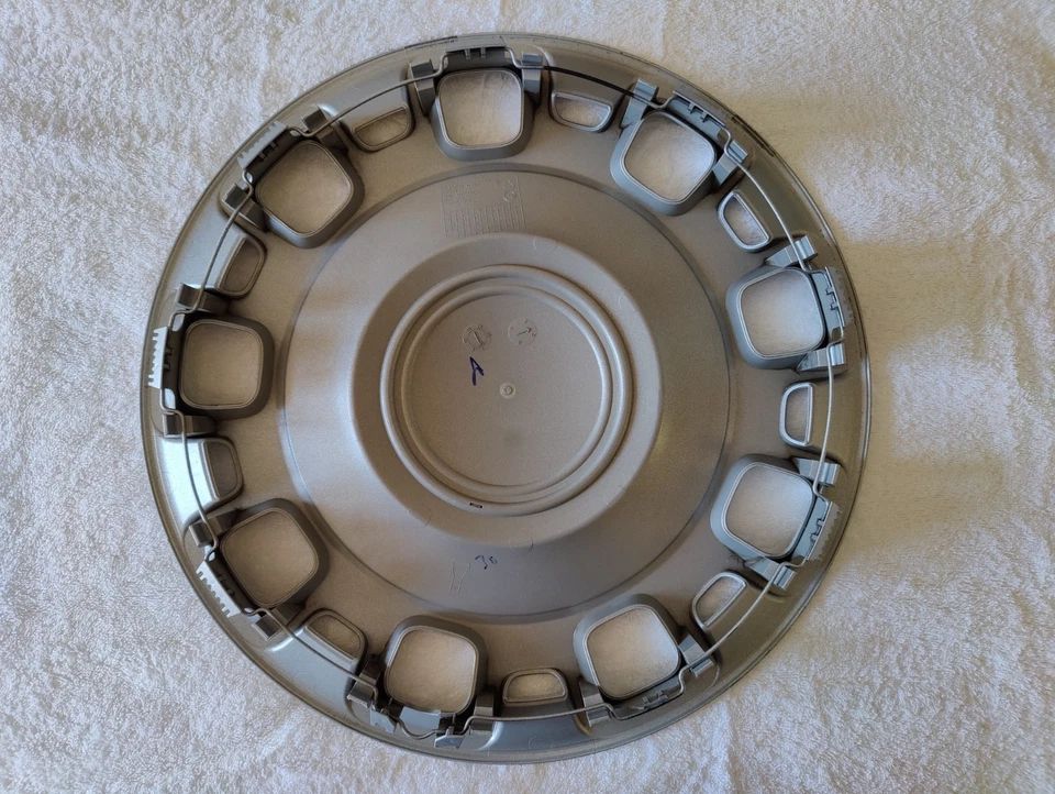 Fiat 500 OEM Hubcap 15" Silver 68078420AB - 1 Broken Clip. Qty 1 - Image 2 of 4