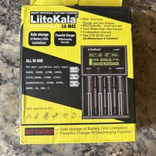 Chargeur 4 Baies avec Affichage Numérique LCD Chargeur Batterie Universel