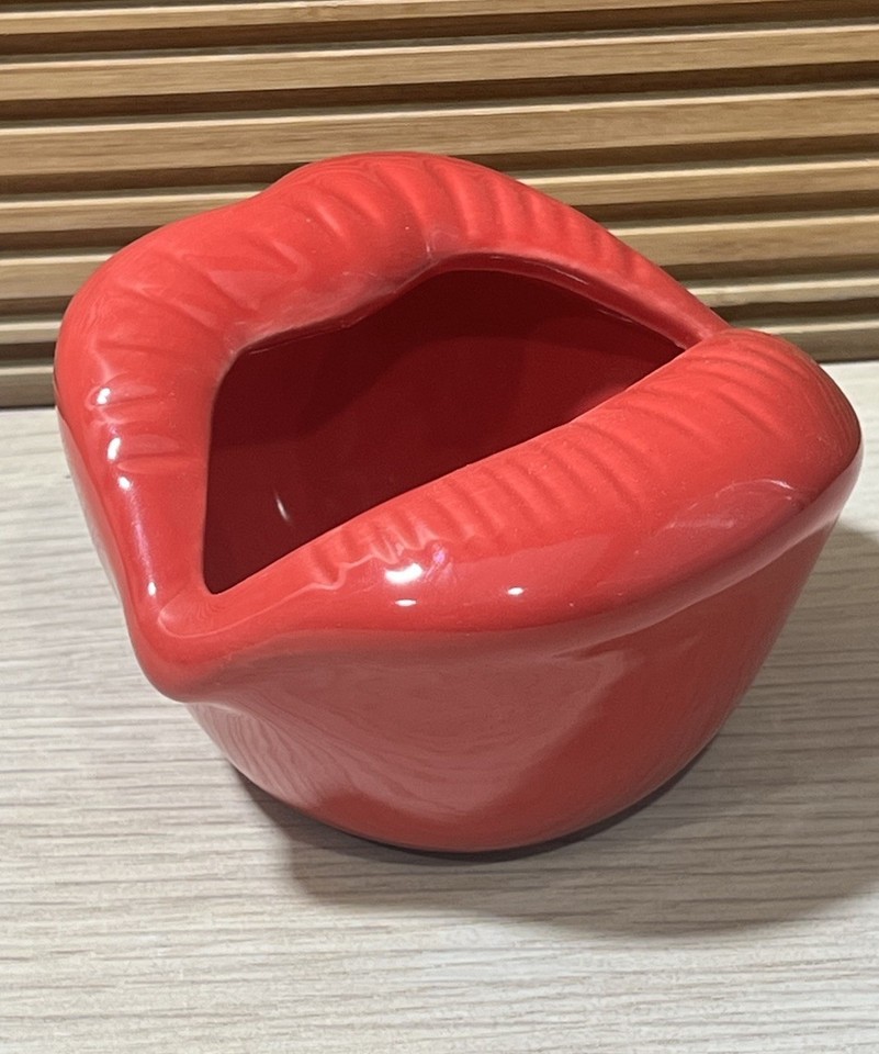 A 6" red lips ashtray/trinket dish straight out of a 1960s pop-art fever dream — functional, visually striking, and desk-worthy even for non-smokers.
