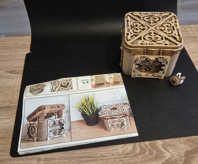 Holzpuzzle 3D Modell Schmuck-Box/Tresor -fertig aufgebaut-