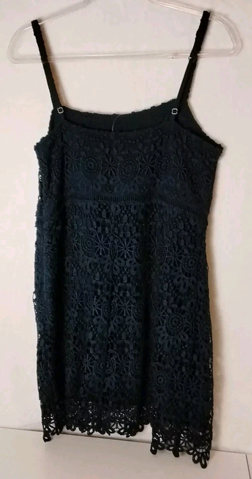 Nuevo con etiquetas Vestido Hollister Azul Marino Crochet Encaje Superpuesto Correas de Espagueti Cremallera Lateral Talla Grande Foto 4 de 4