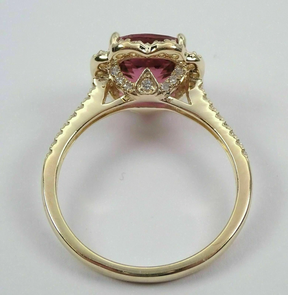 Anillo de compromiso con halo de turmalina rosa corte cojín de 2,50 quilates acabado en oro amarillo de 14 k Foto 2 de 4