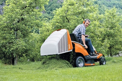 Rasentraktor Stihl Aufsitzmäher RT 4082 + gratis Universal - Vertikutierer - Bild 7 von 8