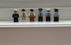 Lego set 60141 Police Station &ndash; 887 Pieces &ndash; 6 Minifigs - City