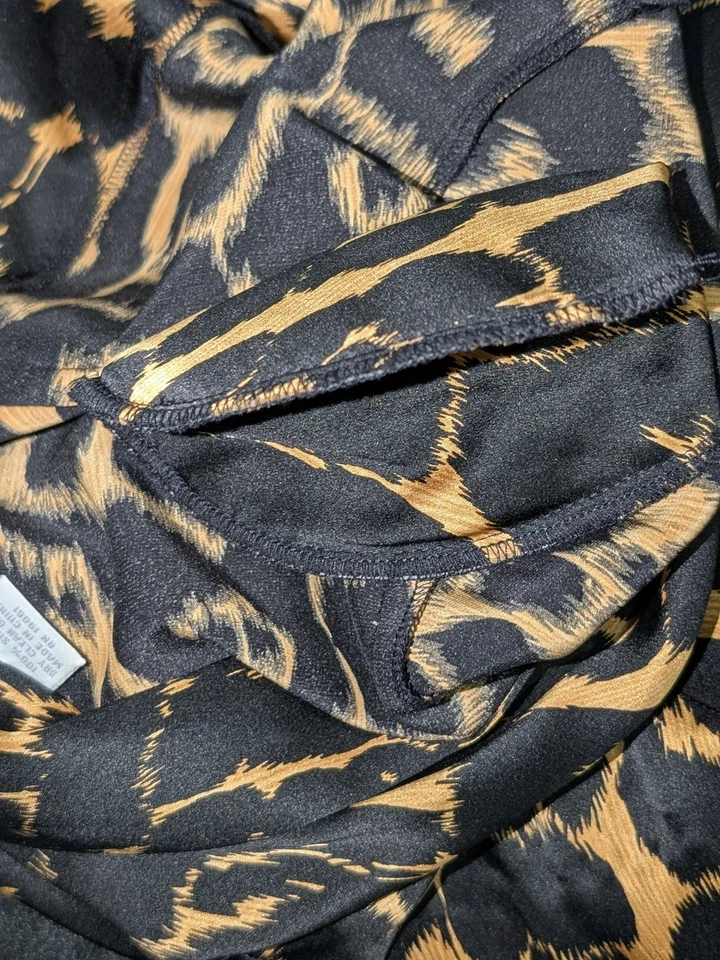 复古 100% 真丝 Doncaster 衬衫 8 中号微妙肩垫动物印花二手状况完好 — 第 3/3 张图片