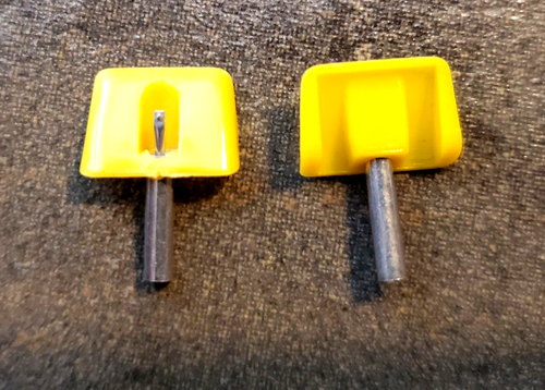 SEEBURG SHOWCASE NEW JUKEBOX NEEDLE PAIR FITS - YELLOW - 4728-D7 PR