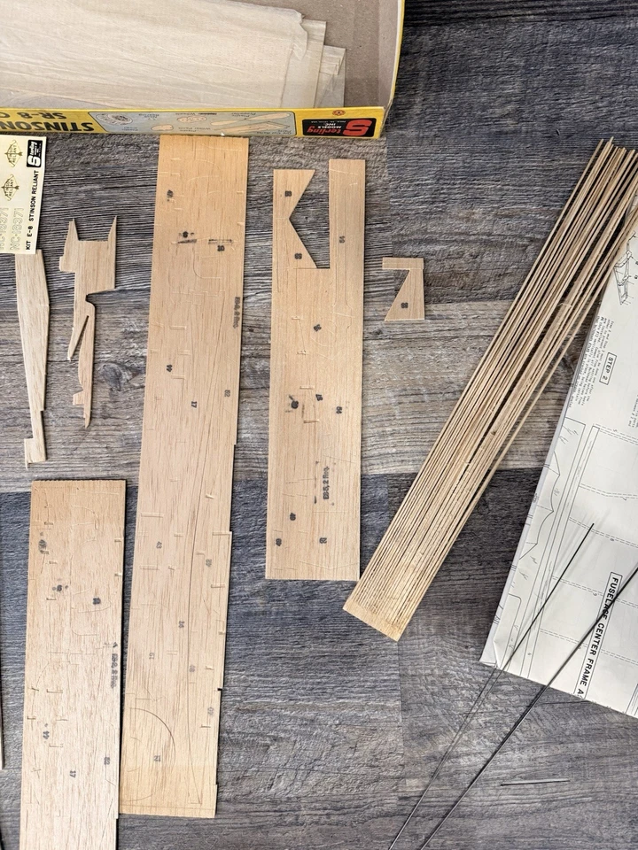 Kit Modelo Madera Balsa Ala de Gaviota Sterling Models Stinson Reliant SR-8 Foto 4 de 4