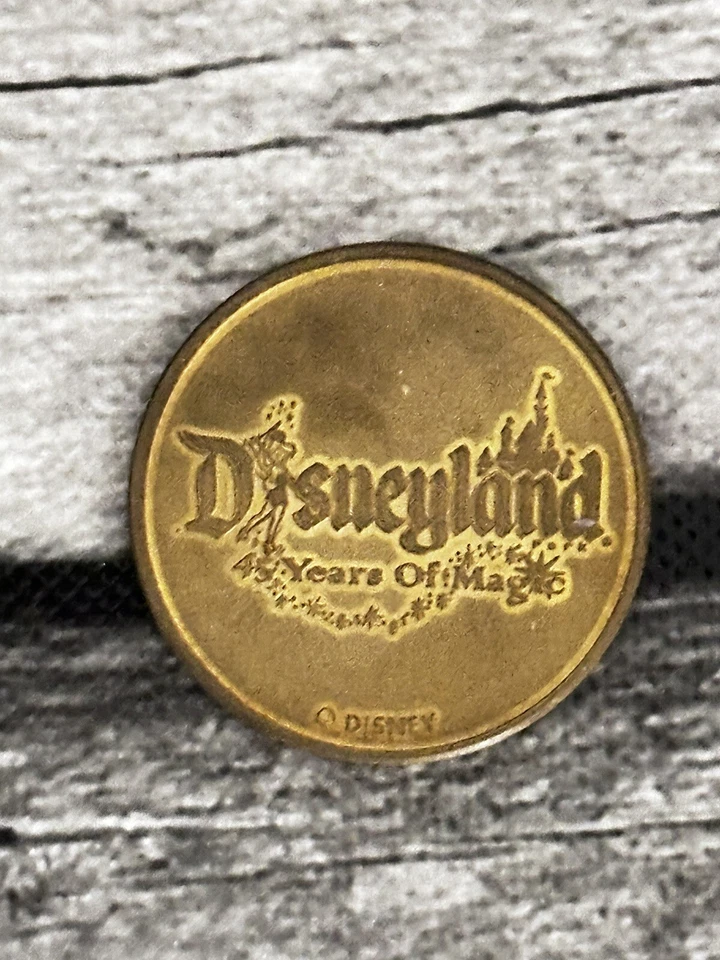 Medalhão moeda personagem do mês Disney Alice no País das Maravilhas Disneylândia - Imagem 2 de 4