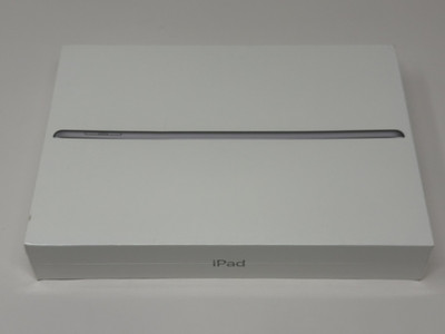 Apple iPad (5th Generation) A1822 32 GB, Wi-Fi, 9.7 in - Space