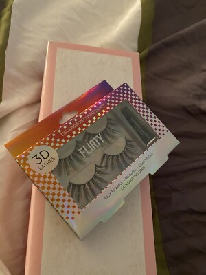 eyelashes
