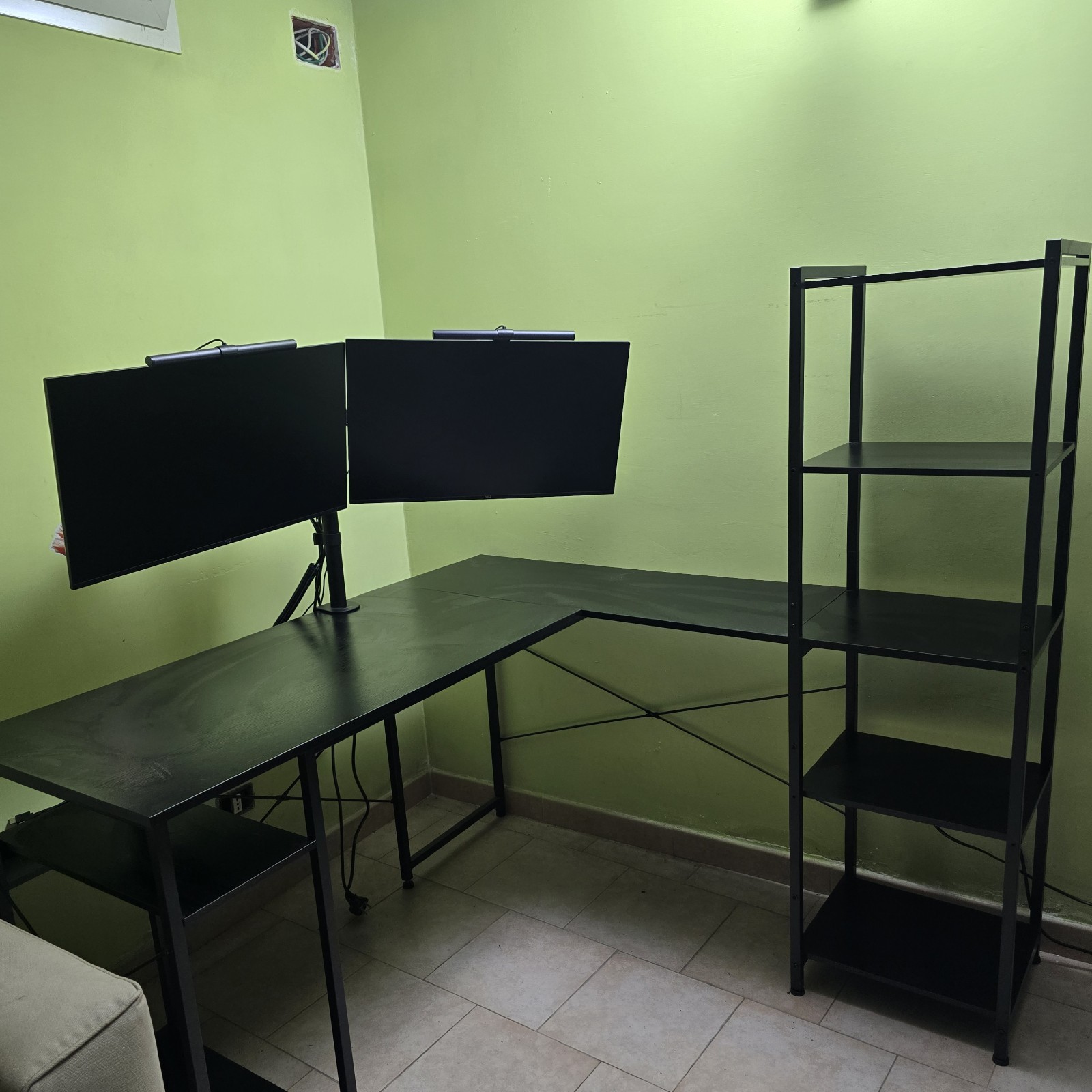 Scrivania ad L reversibile con scaffale incorporato – Nera (140x137 cm)