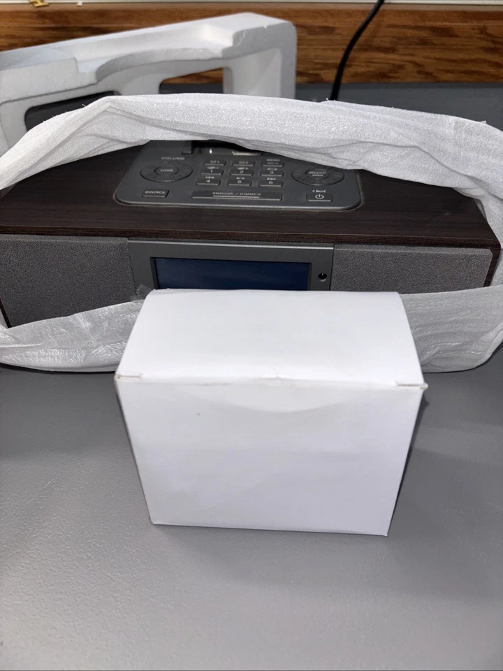 Sangean WR-5 立体声调幅/调频时钟收音机 iPod 底座带无遥控器 开箱 全新 — 第 2/4 张图片