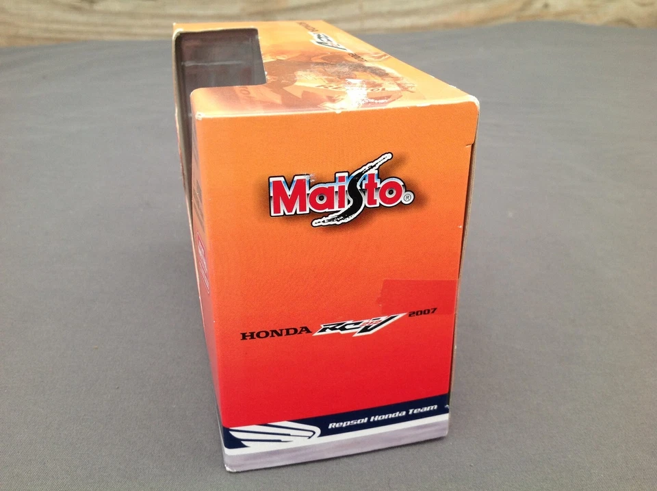 Maisto 1:18 Scale Die-Cast Honda RC212V Motorcycle - Image 2 of 4