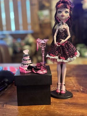 Monster High Draculaura Sweet 1600 With Bag, Accessories And Stand