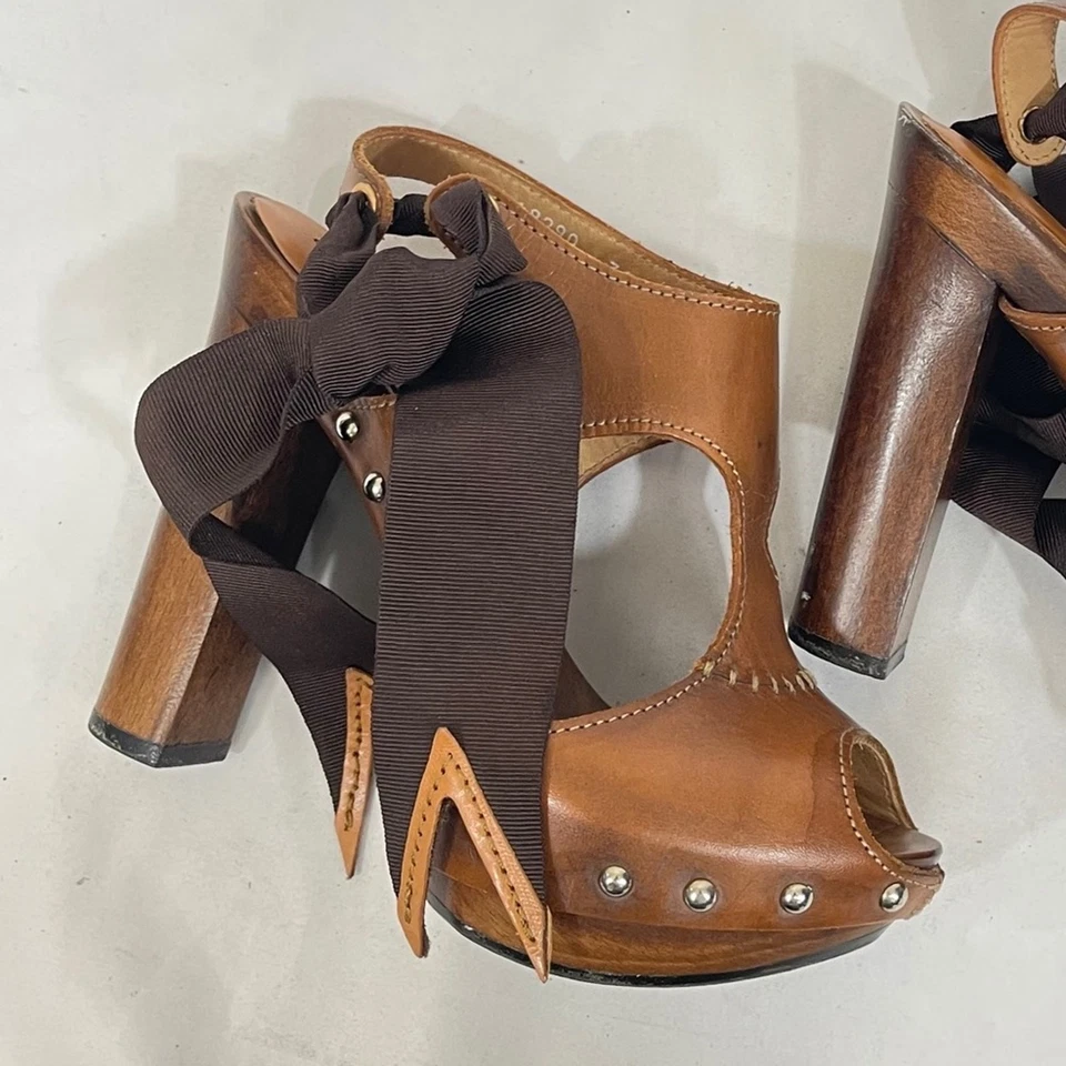 Tacones zuecos de cuero marrón GEORGINA GOODMAN Foto 2 de 4