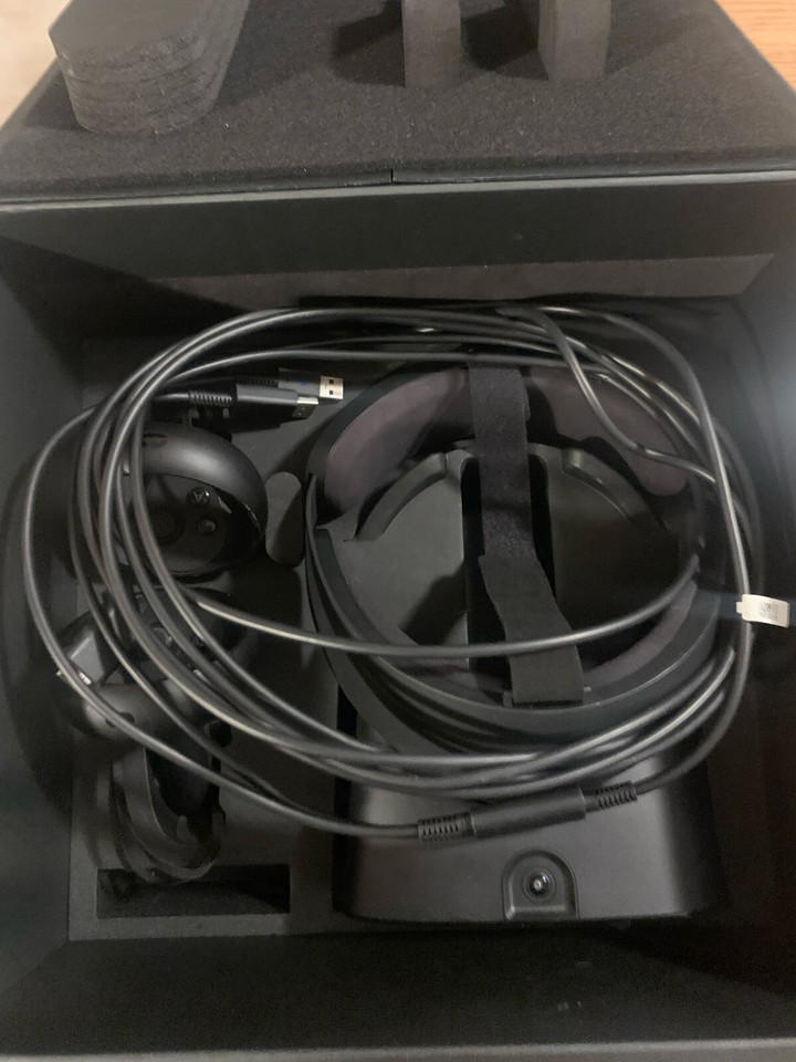 Oculus Rift S vr Full Headset Cables, and Controllers Black (Read