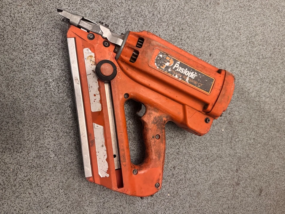PASLODE IM350 1ST FIX NAIL GUN (SERVICED)+ 2 BATTERIES+CHARGER+ORIGINAL BOX - Image 2 of 4