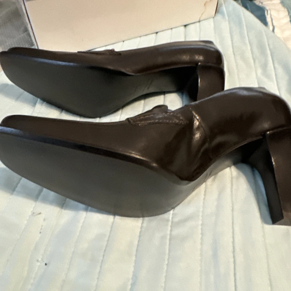 Zapatos de salón BCBG Paris punta redonda 3" tacón cuero talla 8 1/2 mediano Foto 3 de 4