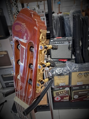 EKO VIBRA 150 CW EQ CHITARRA CLASSICA AMPLIFICATA KIT con Borsa + Corde + Cavo - Foto 4 di 13