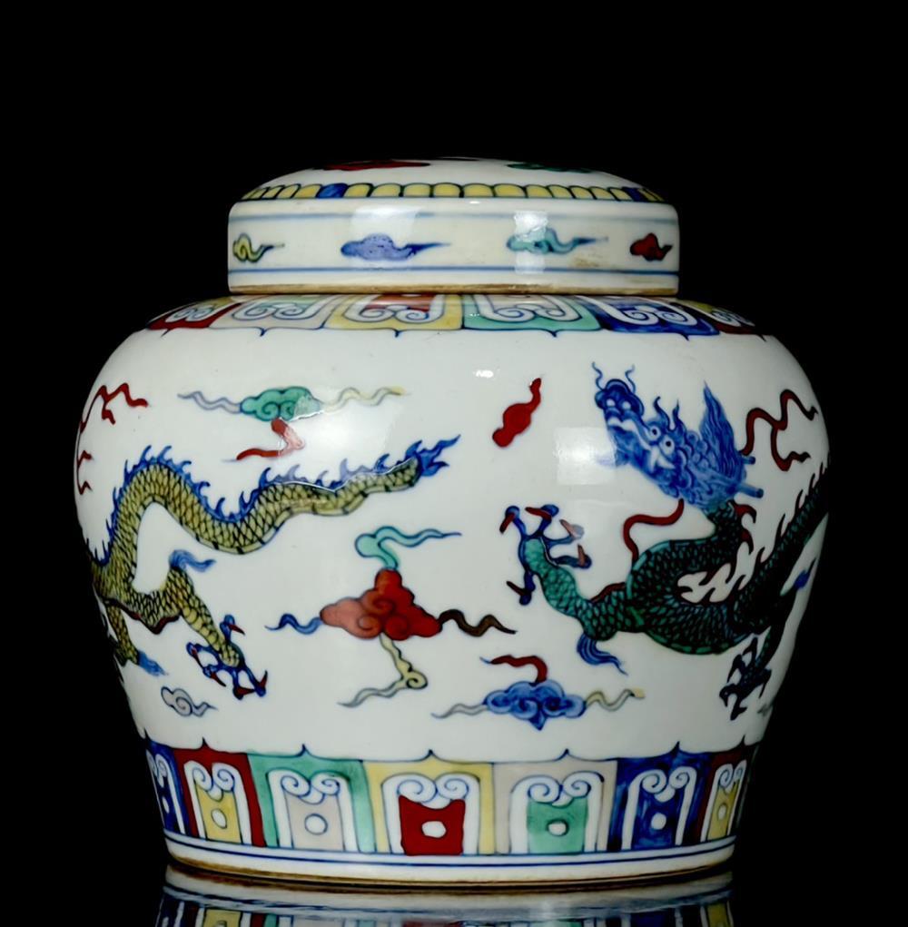 中国 尊式花入（出戟尊)　u6230109 Tian Signed Old Chinese Doucai Porcelain Lid Pot w/landscape