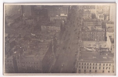 Unbekannte Stadt Luftaufnahme Straßenbahnen Autos 1920er RPPC Postkarte TIC Logo