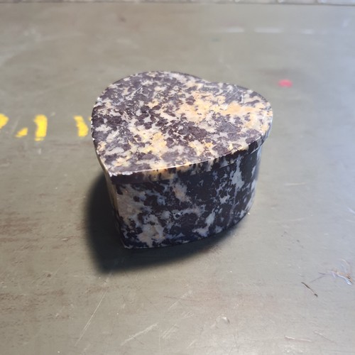 Piccola scatola portagioie con coperchio vintage in pietra ollare nera a forma di cuore intagliata a mano - Foto 1 di 6