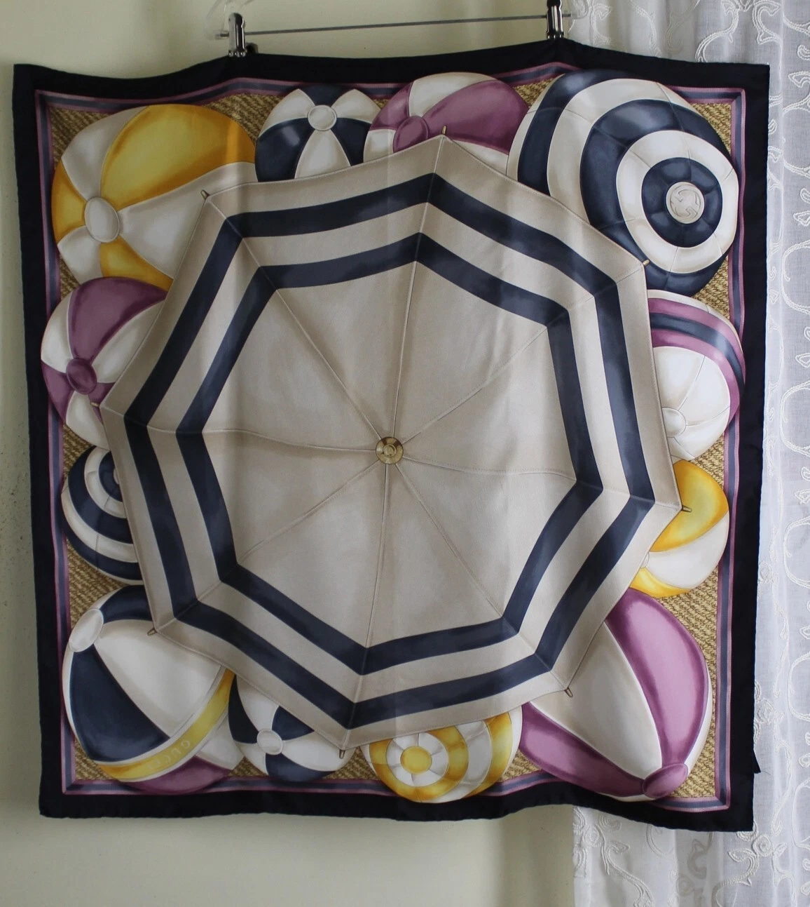 Écharpe en soie signée Gucci 34 pouces exquise balles parapluie années 1990 probablement Tom Ford