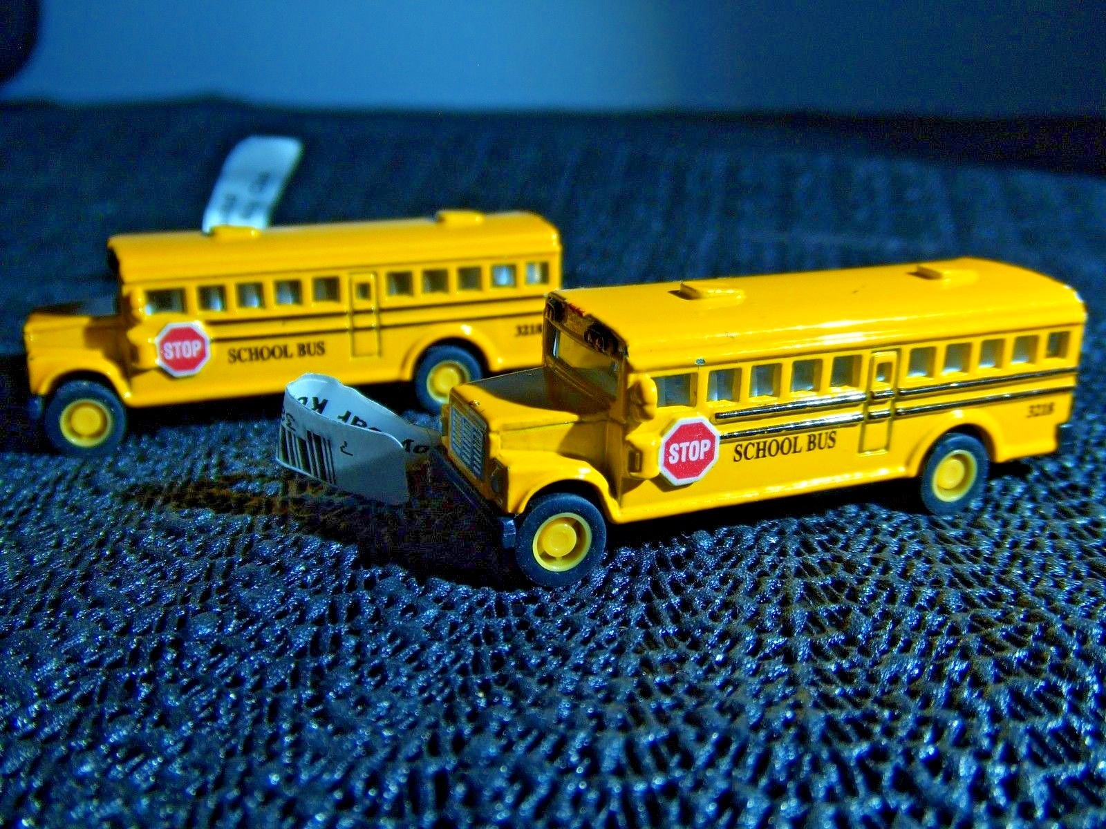 Kinsmart - Kinsmart Kinsfun Diecast Mini School Bus Keychains 1:72 ...